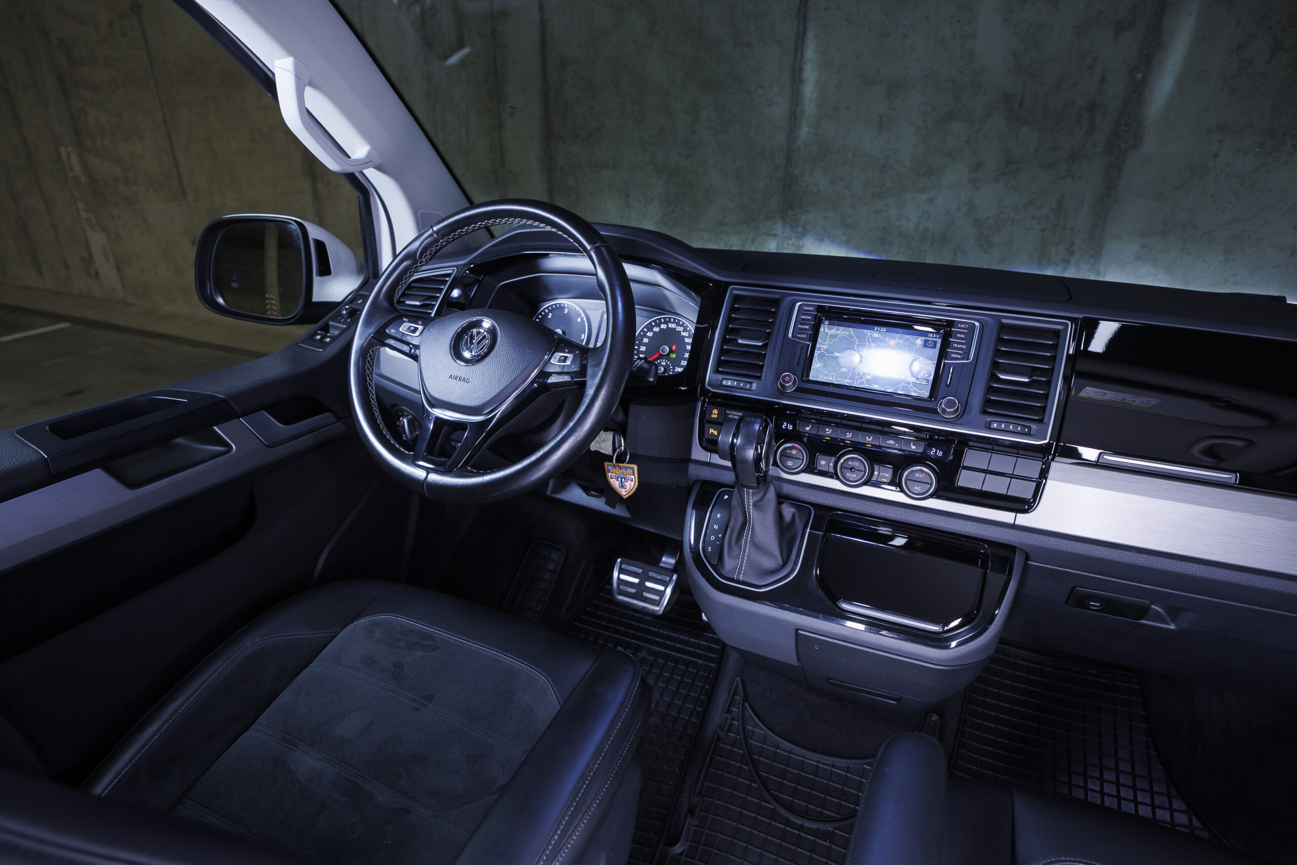Volkswagen Caravelle-20
